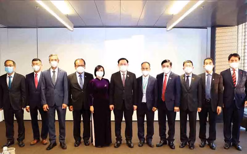 Chủ tịch Quốc hội Vương Đình Huệ và Đoàn công tác chụp ảnh lưu niệm với Đại sứ 6 nước. (Ảnh: quochoi.vn)