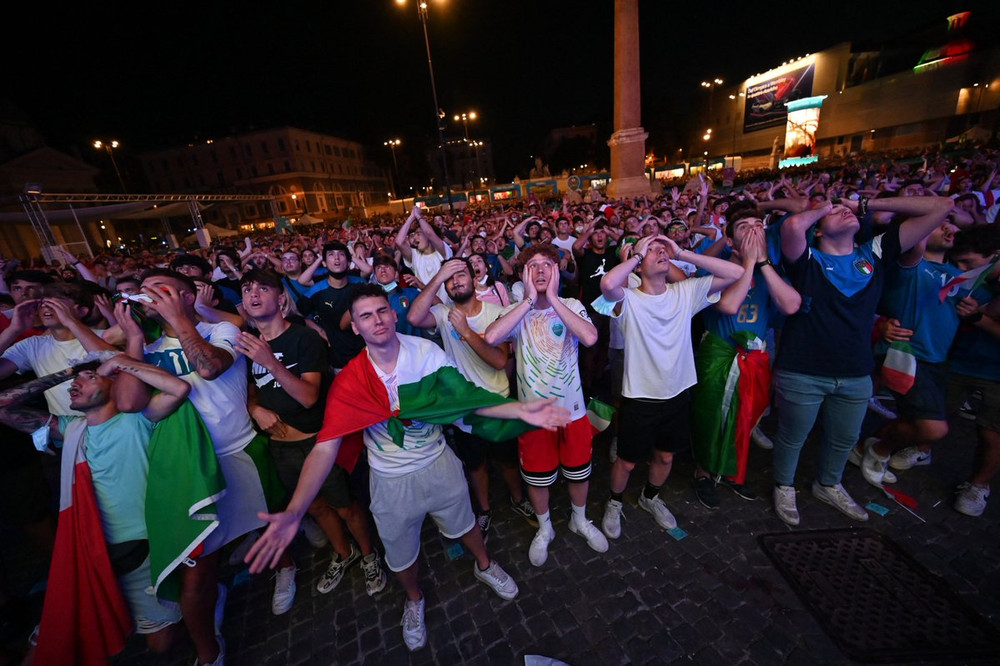 Người hâm mộ Italia tập trung tại Roma dõi theo diễn biến trên sân Wembley. (Ảnh: UEFA) Cận cảnh cuộc đấu kinh điển Italia - Tây Ban Nha ở bán kết EURO 2020 -0