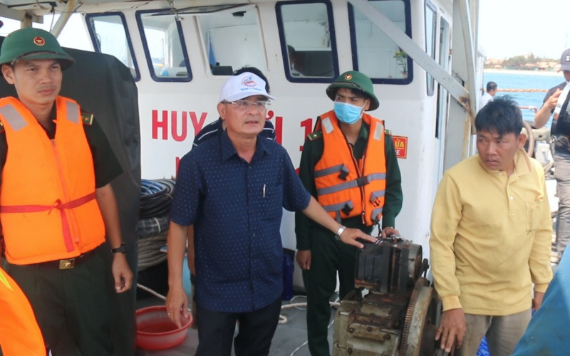 Lãnh đạo UBND TP Phan Thiết, Bộ đội Biên phòng tỉnh, Sở TN và MT tỉnh trực tiếp có mặt tại hiện trường giám sát đơn vị hút dầu thực hiện theo đúng phương án đã được phê duyệt. Hoàn tất hút 2.000 lít dầu trên tàu Bạch Đằng bị chìm ở vùng biển Mũi Né -0