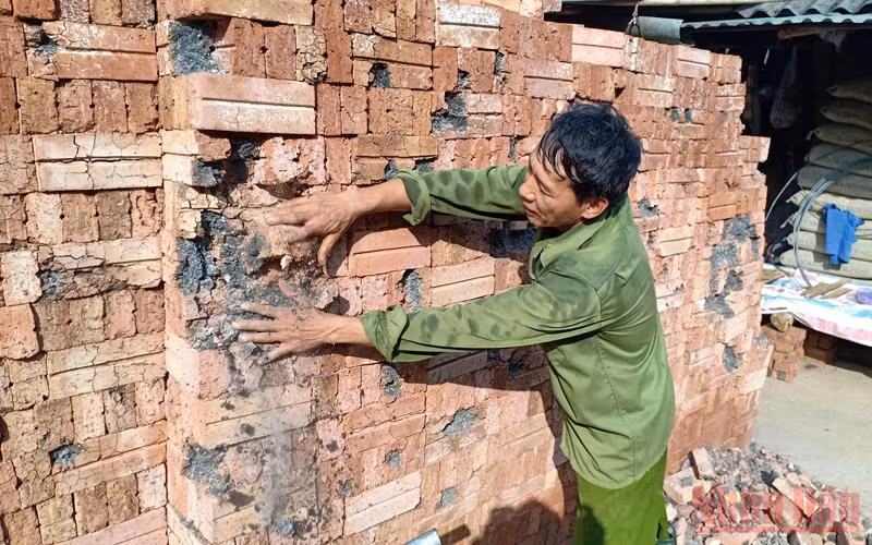 Chỉ cần tác động nhẹ bằng tay, gạch đã bở vụn. 