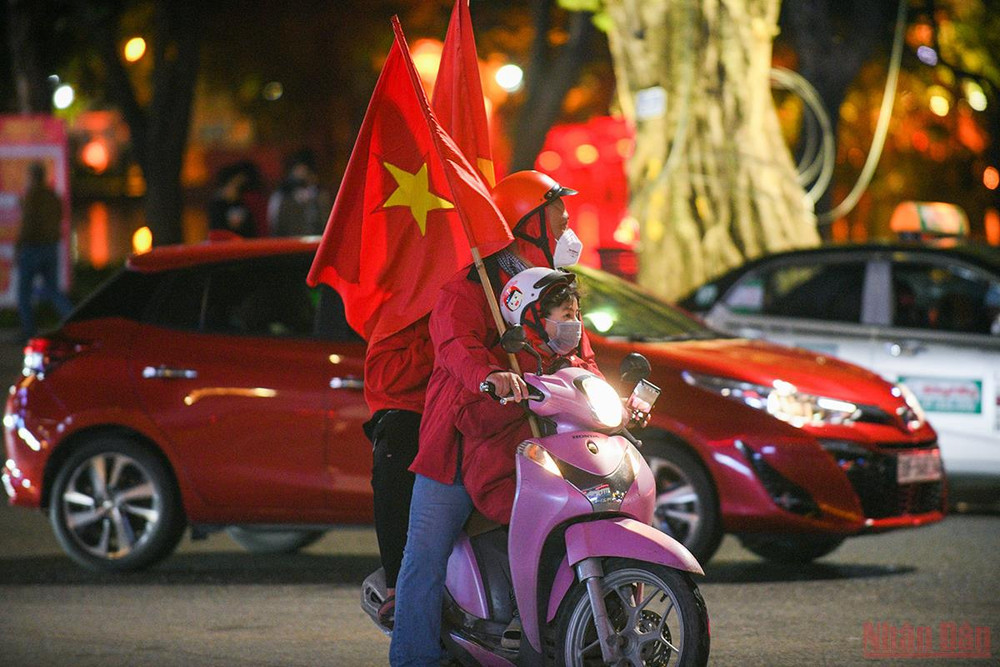 Người hâm mộ vui với chiến thắng của đội tuyển Việt Nam trước đội tuyển Trung Quốc ảnh 1 Không khí tại Bờ Hồ sau chiến thắng của đội tuyển Việt Nam trước đội tuyển Trung Quốc -0