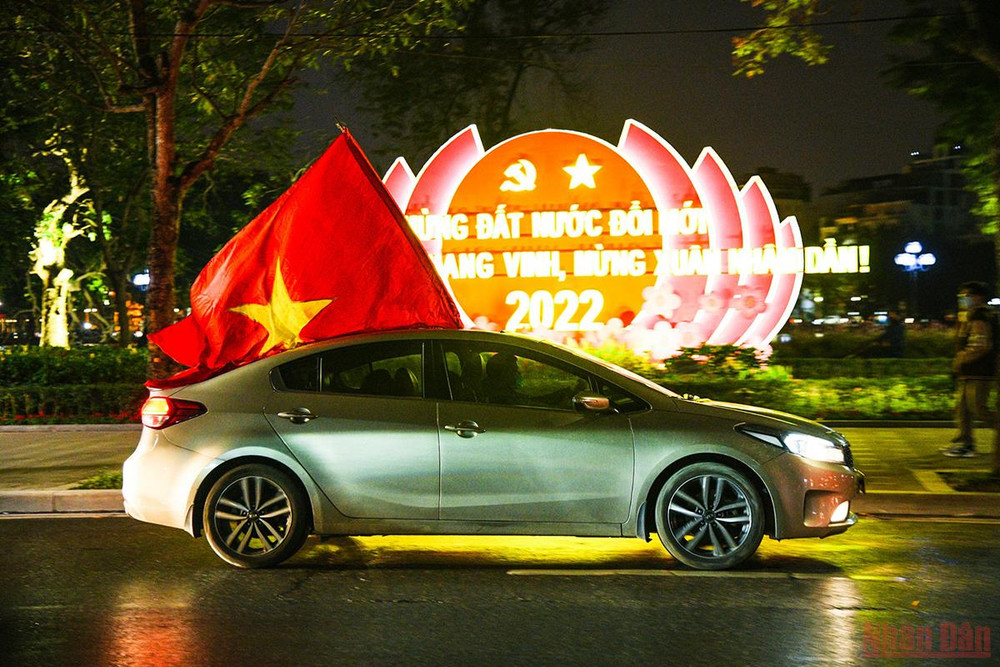 Người hâm mộ vui với chiến thắng của đội tuyển Việt Nam trước đội tuyển Trung Quốc ảnh 4 Không khí tại Bờ Hồ sau chiến thắng của đội tuyển Việt Nam trước đội tuyển Trung Quốc -0