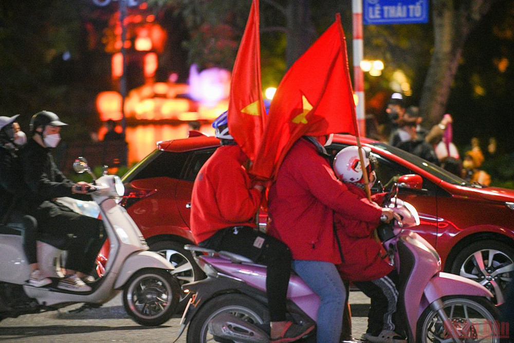 Người hâm mộ vui với chiến thắng của đội tuyển Việt Nam trước đội tuyển Trung Quốc ảnh 2 Không khí tại Bờ Hồ sau chiến thắng của đội tuyển Việt Nam trước đội tuyển Trung Quốc -0