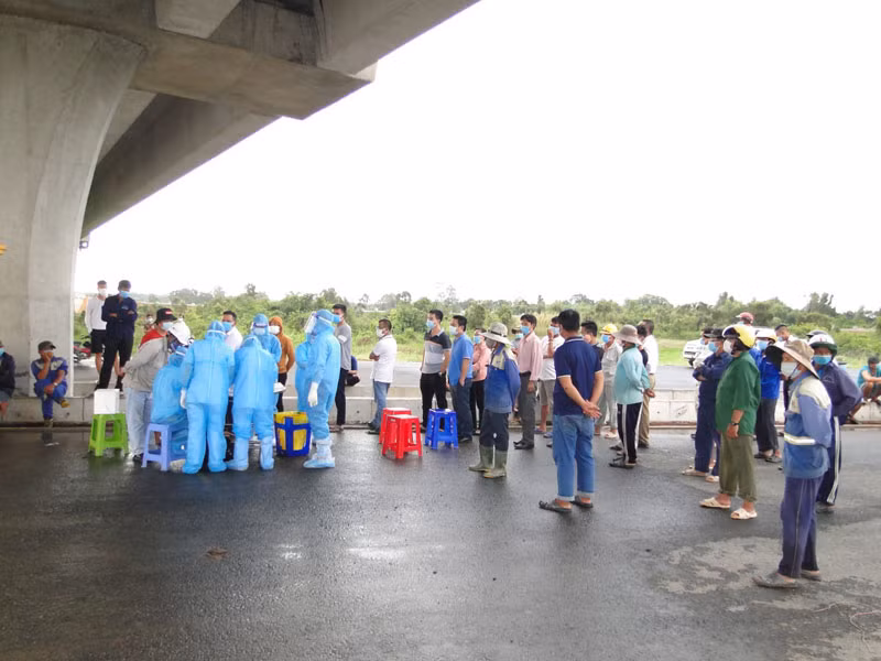 Lấy mẫu xét nghiệm cho các công nhân tại công trình cao tốc Trung Lương-Mỹ Thuận.