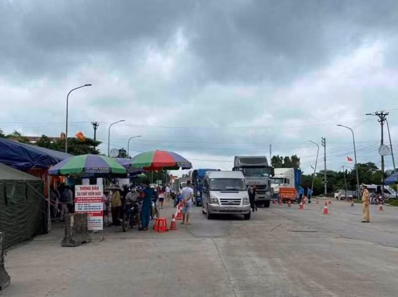 Chốt kiểm soát phòng, chống dịch Covid-19 Cầu Đá Bạc. (Ảnh: quangninh.gov.vn)