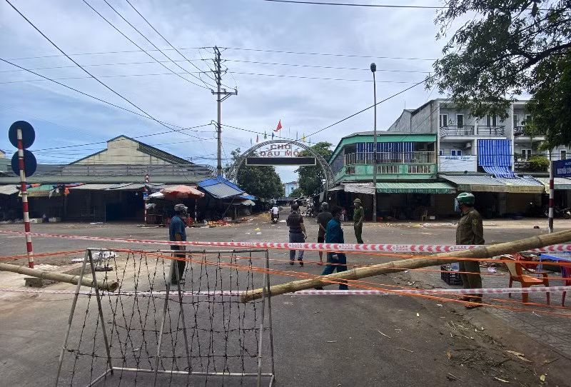 Chợ đầu mối thành phố Vinh và đình Tây chợ Vinh ngừng hoạt đồng từ trưa 23-6.