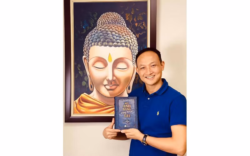 Bác sĩ Trần Quốc Khánh và ấn bản đặc biệt cuốn sách “Nơi ánh sáng không bao giờ tắt”.