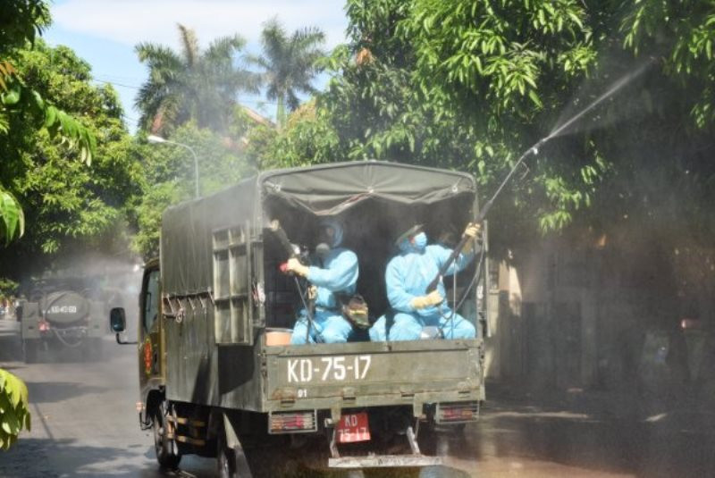 Lực lượng Phòng hóa Quân khu 4 phun tẩy trùng ở các tuyến đường quanh chợ đầu mối và chợ Vinh. Khẩn trương truy vết, lấy mẫu diện rộng liên quan ca bệnh chợ đầu mối thành phố Vinh -0