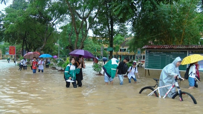 Sân trường THCS Bắc Kạn biến thành “ao”. 