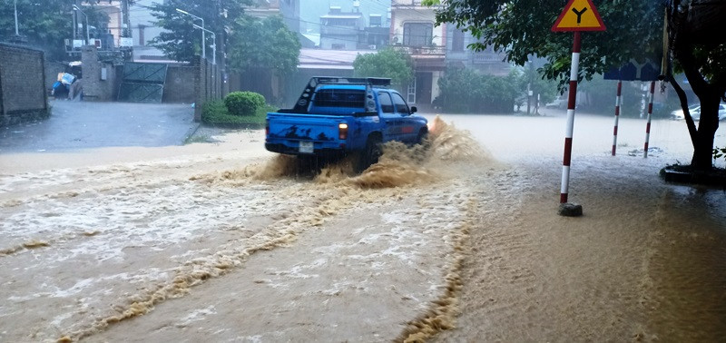 Đường Đội Kỳ, phường Sông Cầu ngập sâu trong nước. Mưa lớn gây ngập úng cục bộ tại Bắc Kạn -0