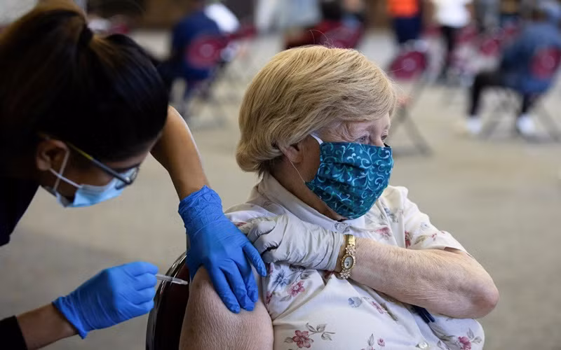 Tiêm vaccine ngừa Covid-19 cho người cao tuổi tại Mỹ. (Ảnh: Reuters)