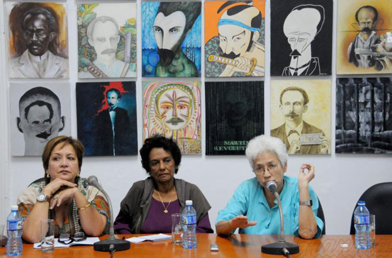 Nữ nhà báo Arleen Rodríguez (trái) và hai đồng nghiệp từng giành Giải Báo chí José Martí, Marta Rojas (giữa) và Susana Lee (phải), chia sẻ ý kiến trong chương trình đặc biệt do Hội Nhà báo Cuba (Upec) tổ chức nhân kỷ niệm sinh nhật thứ 90 của Lãnh tụ Fidel Castro. (Ảnh: Juvenal Balán) Marta Rojas ra đi, để lại sự nghiệp báo chí vẻ vang suốt cuộc đời -0