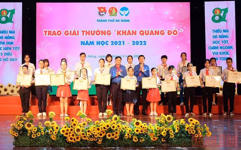 Vinh danh các cá nhân đạt giải thưởng “Khăn quàng đỏ”.