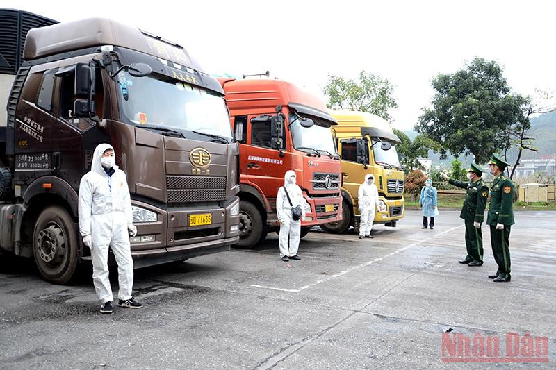 Siết chặt thông quan tại cửa khẩu Kim Thành (Lào Cai) do phát hiện virus SARS-CoV-2 trong hàng hóa. Tạm dừng xuất khẩu qua cửa khẩu Kim Thành do phát hiện virus SARS-CoV-2 trong hàng hóa -0