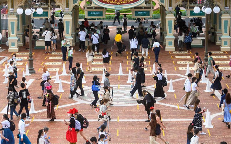 Khách tới Công viên Disneyland Tokyo trong ngày đầu tiên mở cửa trở lại (Ảnh: CNN) Disneyland châu Á mở lại, châu Mỹ tiếp tục lỡ hẹn -0