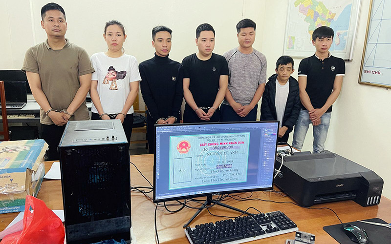 Các đối tượng làm giả giấy tờ cá nhân của người khác để vay tiền, chiếm đoạt tài sản của công ty tài chính bị Công an TP Thanh Hóa bắt giữ. Ảnh: Công an tỉnh Thanh Hóa 