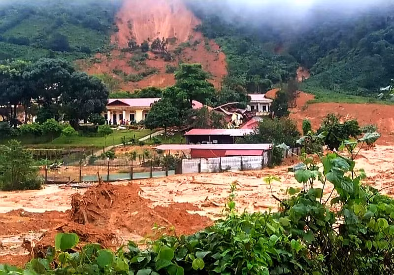 Mưa lũ gây sạt lở tại khu vực đóng quân của Đoàn kinh tế quốc phòng 337 (xã Hướng Phùng, huyện Hướng Hóa) vào ngày 18/10/2020 ở Quảng Trị khiến 22 chiến sĩ hy sinh.