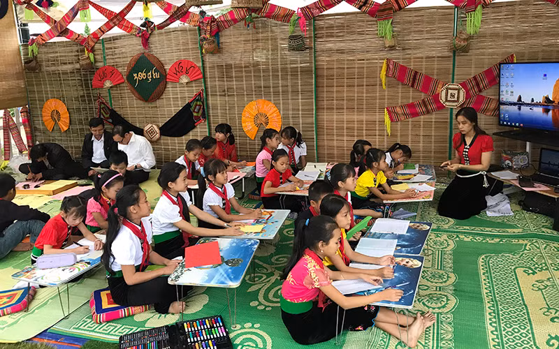 Một lớp dạy chữ Thái cổ cho học sinh tiểu học tại thị xã Nghĩa Lộ (Yên Bái).