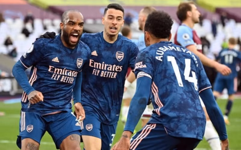 “Người hùng” Lacazette (trái) lập cú đúp, gỡ hòa 3-3 cho Arsenal.