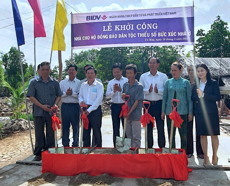 Chính quyền địa phương và đơn vị tài trợ đã đến dự khởi công xây dựng nhà tại hộ gia đình ông Tăng Minh Tâm. Trao 50 căn nhà tặng đồng bào dân tộc thiểu số Cà Mau -0