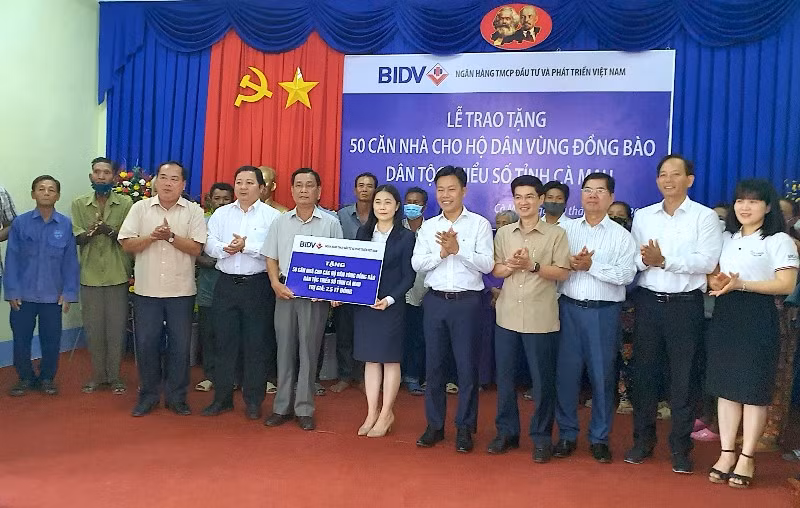 Lãnh đạo tỉnh Cà Mau và đơn vị tài trợ trao tượng trưng 50 căn nhà cho hộ đồng bào dân tộc thiểu số Cà Mau.