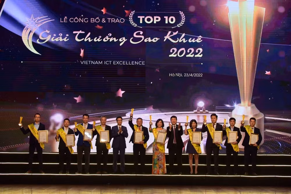 Trao giải Top 10 Sao Khuê 2022.
