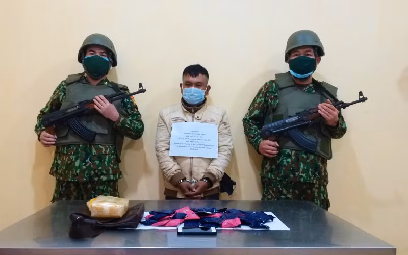 Đối tượng cùng tang vật vụ án.