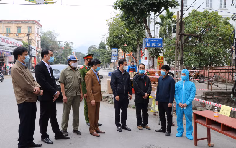 Thứ trưởng Nguyễn Trường Sơn cùng đoàn công tác chỉ đạo công tác chống dịch tại khu vực cách ly trên địa bàn TP Hòa Bình.