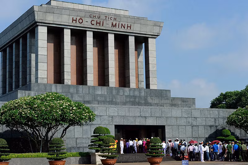 Đoàn đại biểu Bà mẹ Việt Nam Anh hùng vào Lăng viếng Chủ tịch Hồ Chí Minh -0