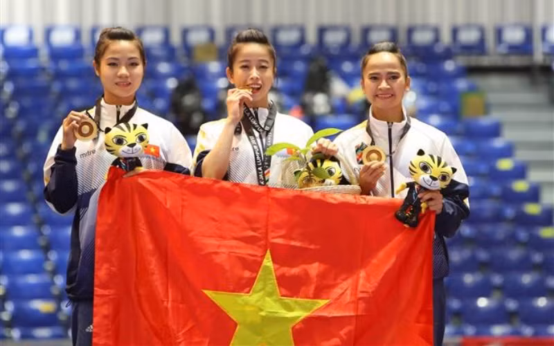 Châu Tuyết Vân (giữa), cùng các vận động viên Liên Thị Tuyết Mai và Nguyễn Thị Lệ Kim giành huy chương Vàng nội dung quyền đồng đội nữ của môn Taekwondo tại SEA Games 29 ở Malaysia, hồi tháng 8/2017. (Ảnh: Quốc Khánh/TTXVN)