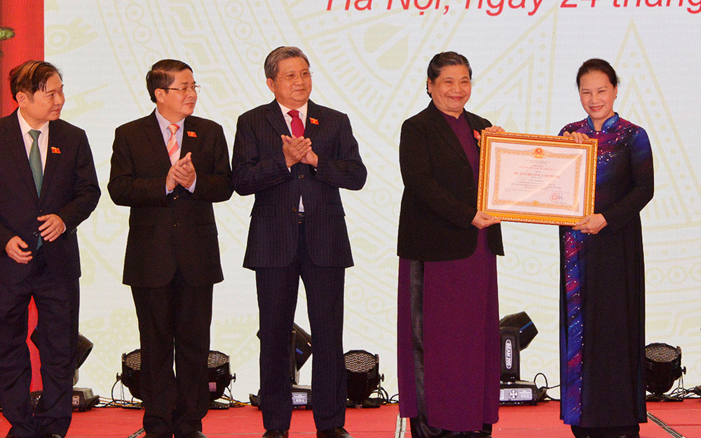 Chủ tịch Quốc hội Nguyễn Thị KIm Ngân trao tặng Huân chương Lao động hạng Nhất cho Phó Chủ tịch Thường trực Quốc hội Tòng Thị Phóng.