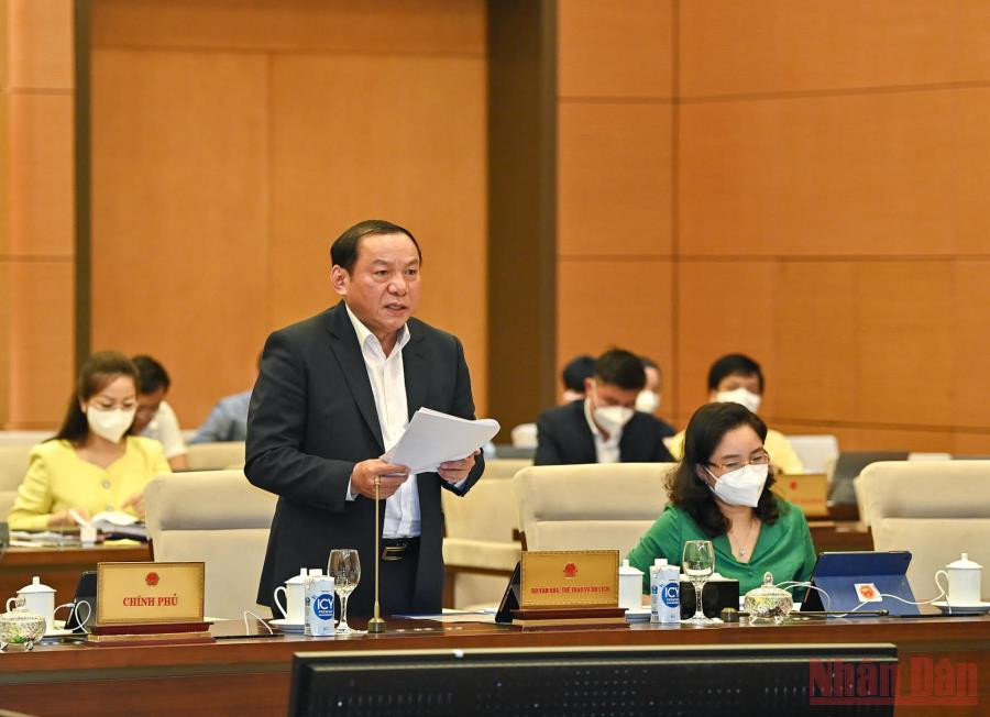 Bộ trưởng Văn hoá, Thể thao và Du lịch Nguyễn Văn Hùng trình bày tờ trình tại phiên họp. Khuyến khích xã hội hóa công tác phòng, chống bạo lực gia đình -0