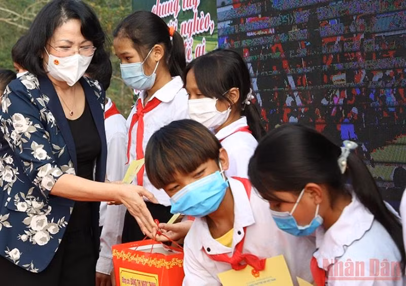 Nguyên Phó Chủ tịch nước Đặng Thị Ngọc Thịnh thăm, tặng quà tại miền núi Quảng Nam -0