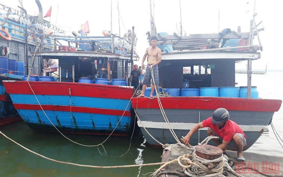 Các lực lượng chức năng đã kêu gọi các tàu thuyền trên biển về trú ẩn an toàn. (Ảnh: CÔNG HẬU) Thừa Thiên Huế yêu cầu vận hành điều tiết hồ chứa lớn trên lưu vực sông Hương -0