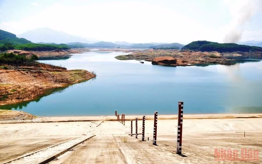 Tỉnh Thừa Thiên Huế yêu cầu điều tiết hồ Tả Trạch để đề phòng mưa lũ. (Ảnh: CÔNG HẬU)