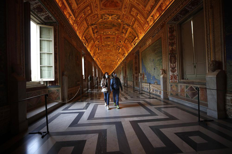 Du khách đeo khẩu trang để ngăn chặn sự lây lan Covid-19 khi thăm Bảo tàng Vatican ở Rome vào hôm 3-5 sau khi bảo tàng được mở cửa trở lại. Bảo tàng Vatican mở cửa trở lại từ ngày 2-5 cho du khách sau một thời gian ngừng hoạt động để ngăn chặn sự lây lan của Covid-19 (Ảnh: AP) Nỗ lực hồi sinh du lịch, EU đề xuất nới lỏng hạn chế nhập cảnh -0
