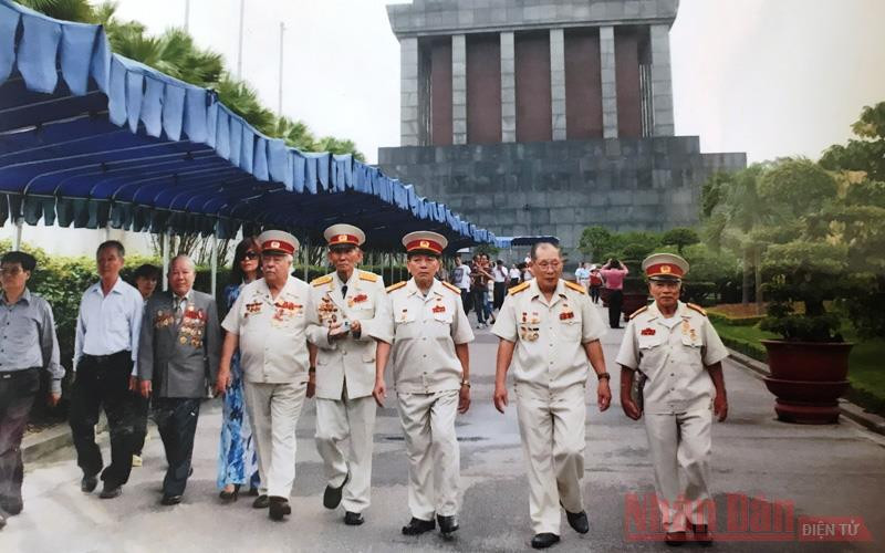 Đại tá Võ Văn Minh và Anh hùng Lực lượng vũ trang nhân dân Việt Nam Kostas Sarantidis Nguyễn Văn Lập cùng đồng đội viếng lăng Bác Hồ. “Anh Lập là một con người quá hiếm” -0