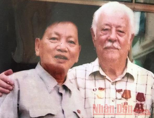  Đại tá Võ Văn Minh và đồng đội Nguyễn Văn Lập năm 2005.