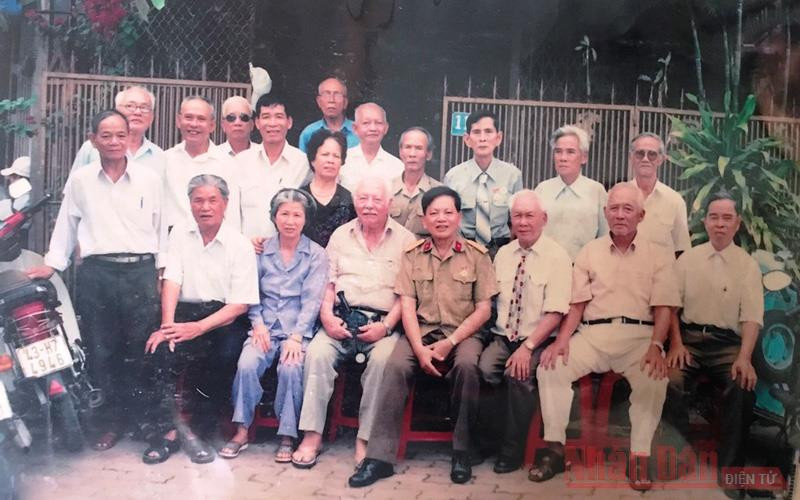 Anh hùng Lực lượng vũ trang nhân dân Việt Nam Kostas Sarantidis Nguyễn Văn Lập và đại tá Võ Văn Minh cùng những người bạn khi trở lại Đà Nẵng. “Anh Lập là một con người quá hiếm” -0
