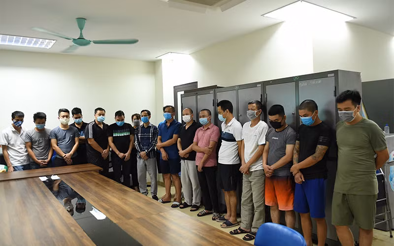 Các đối tượng trong đường dây bị tạm giữ để phục vụ công tác điều tra.