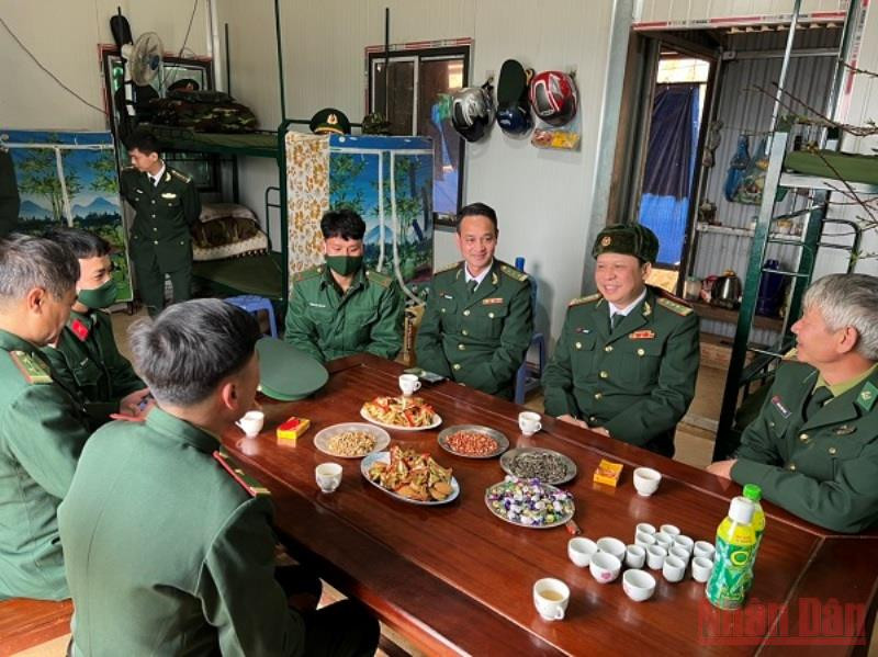 Các đoàn công tác còn cùng đón Xuân với cán bộ, chiến sĩ các tổ, chốt thuộc các Đồn Biên phòng. Chúc Tết các tổ, chốt biên phòng khu vực biên giới ở Sơn La -0