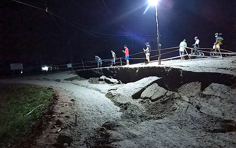 Hiện trường sạt lở dốc cống Đá Bạc vào tối 25/12.