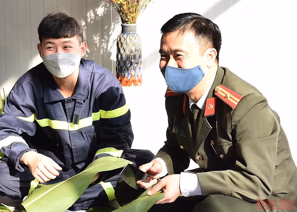 Những người lính đi cùng mùa xuân -1