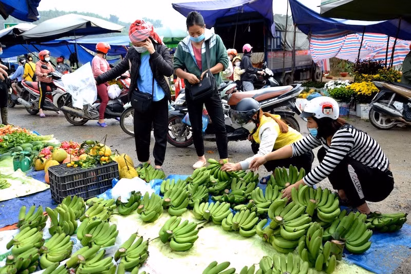 Đông vui chợ phiên vùng cao ngày Tết -3