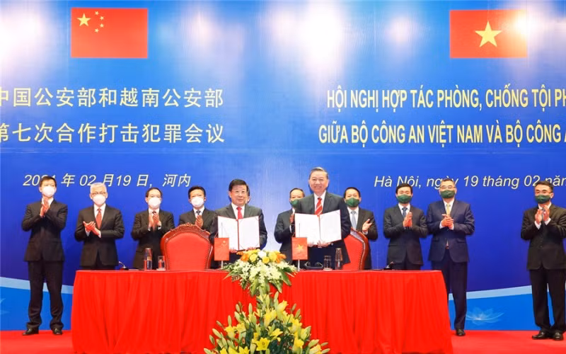 Bộ trưởng Công an hai nước ký kết và trao Biên bản Hội nghị.