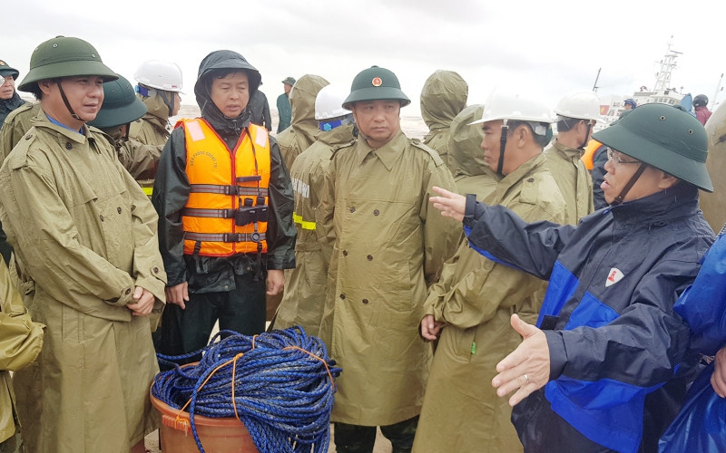 Lãnh đạo tỉnh Quảng Trị và Quân khu 4 đang bàn các phương án cứu hộ. Tàu Vietship 01 mắc cạn: Mạng sống 10 thuyền viên được tính từng giờ -0