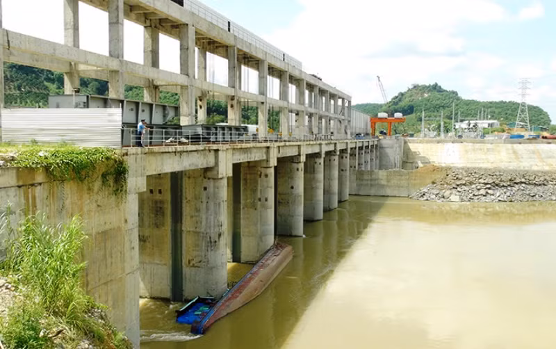 Tàu chở hàng bị đắm chắn ngang cửa van 11 của công trình Thủy điện Sông Lô 8B, gây cản trở việc di chuyển của các phương tiện thủy trên sông.