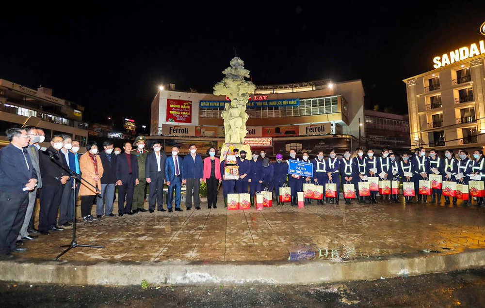 Đồng chí Trương Thị Mai và lãnh đạo tỉnh Lâm Đồng cùng đội ngũ công nhân đang thực hiện nhiệm vụ trong đêm giao thừa. Đồng chí Trương Thị Mai trao quà Tết tặng người lao động đêm giao thừa tại Đà Lạt -0