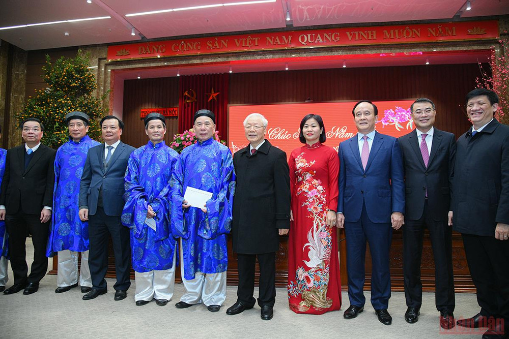 Tổng Bí thư Nguyễn Phú Trọng thăm, hỏi và chúc Tết các cụ cao tuổi. (Ảnh: Thành Đạt) Tổng Bí thư Nguyễn Phú Trọng thăm, chúc Tết Đảng bộ, Chính quyền và nhân dân Thủ đô -0