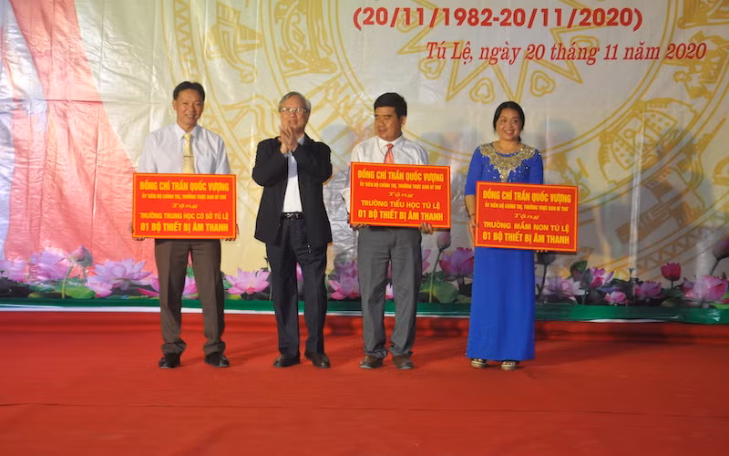 Thường trực Ban Bí thư Trần Quốc Vượng thăm, chúc mừng Ngày Nhà giáo Việt Nam tại Yên Bái -0